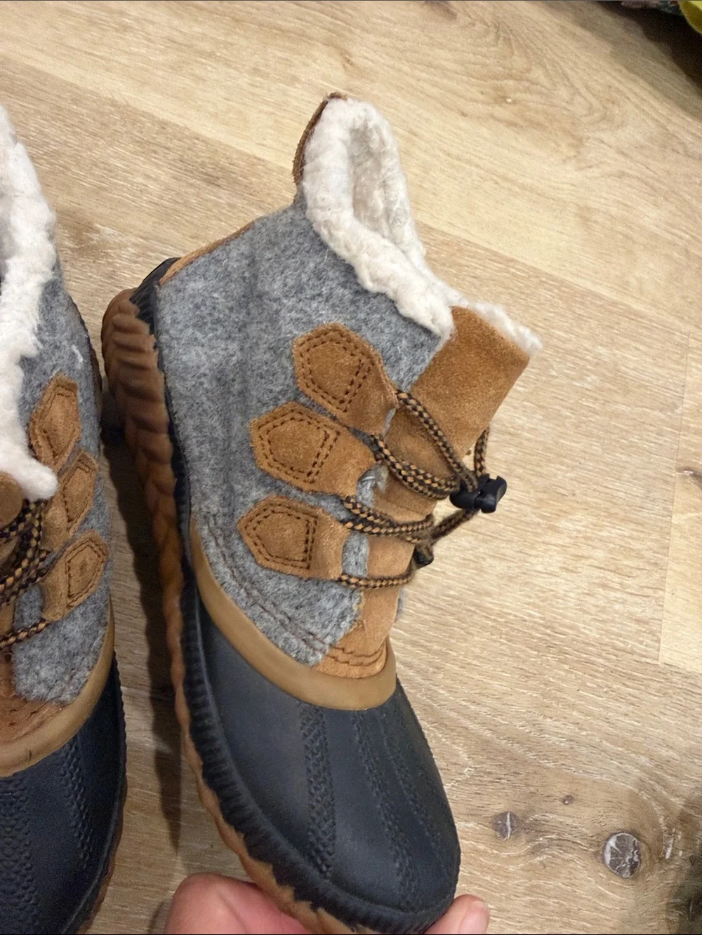 Sorel Out N About girls winter boots size 3